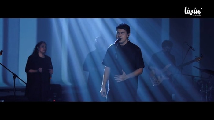 Tulus - Terlalu Rindu, Tulus Tulus dalam pertunjukan virtual Terlalu Rindu