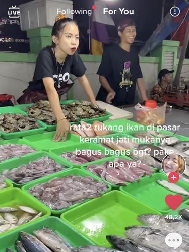Viral penjual pasar ikan bikin salfok.