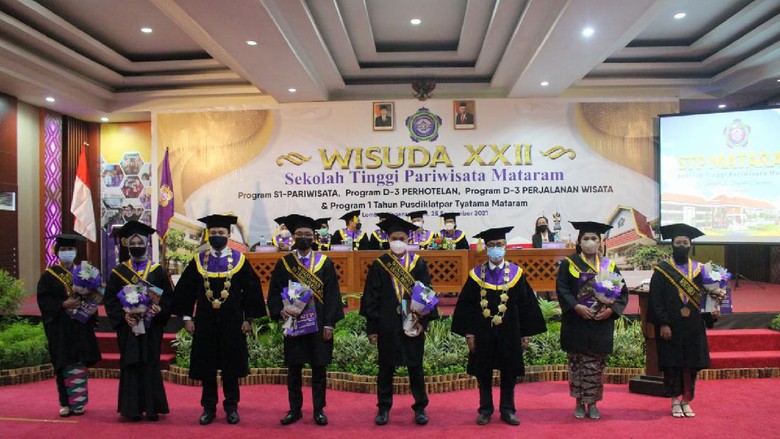 Wisuda S1 Pertama STP Mataram Wisuda S1 Pertama STP Mataram