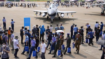Penyelenggaraan airshow ini disambut antusias oleh warga di Negeri Tirai Bambu. Tak sedikit pengunjung yang datang ke kota selatan Zhuhai, untuk melihat ratusan pesawat yang dipamerkan di ajang tersebut.  