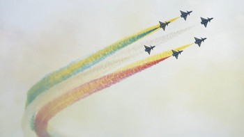 Pameran kedirgantaraan itu pun dimeriahkan dengan aksi sejumlah pesawat di langit China.