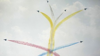 Penampakan sejumlah pesawat yang unjuk kemampuan di langit China saat gelaran Airshow China 2021 berlangsung.