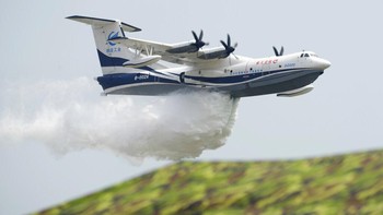 China kembali menggelar airshow atau pameran kedirgantaraan usai sebelumnya tertunda setahun karena pandemi COVID-19. Diketahui, ada ratusan pesawat yang dipamerkan dalam airshow tersebut, salah satunya AG600 yang disebut sebagai pesawat amfibi terbesar di dunia. Pesawat itu dirancang untuk berperan dalam pemadam kebakaran dan penyelamatan laut.