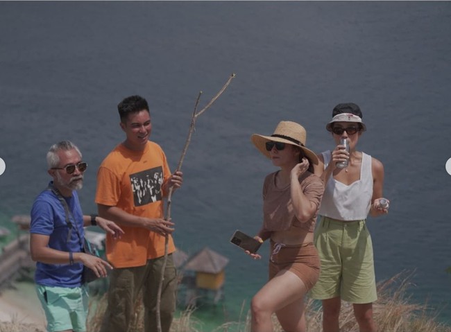 Tak hanya sendirian, Wulan diketahui pergi bersama rekan-rekan artis lainnya. Beberapa diantaranya ada Tatjana Saphira, Ryan Ogilvy, Lukman Sardi, dan juga Baim Wong. Foto: Instagram/@wulanguritno