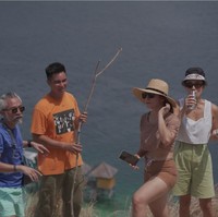 Tak hanya sendirian, Wulan diketahui pergi bersama rekan-rekan artis lainnya. Beberapa diantaranya ada Tatjana Saphira, Ryan Ogilvy, Lukman Sardi, dan juga Baim Wong. Foto: Instagram/@wulanguritno