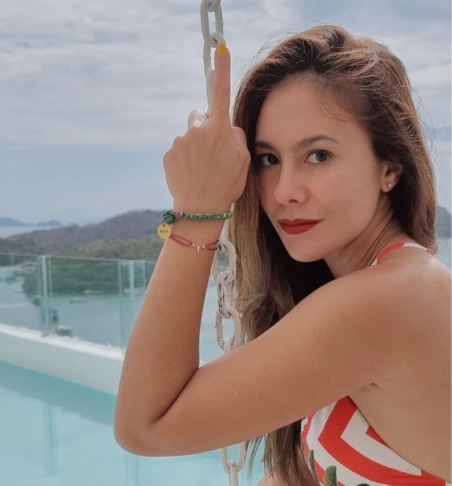 Karena pesonanya, tak heran jika penampilan Wulan Guritno kerap jadi perbincangan. Seperti penampilannya dalam foto-foto liburan yang dibagikannya ini. Foto: Instagram/@wulanguritno