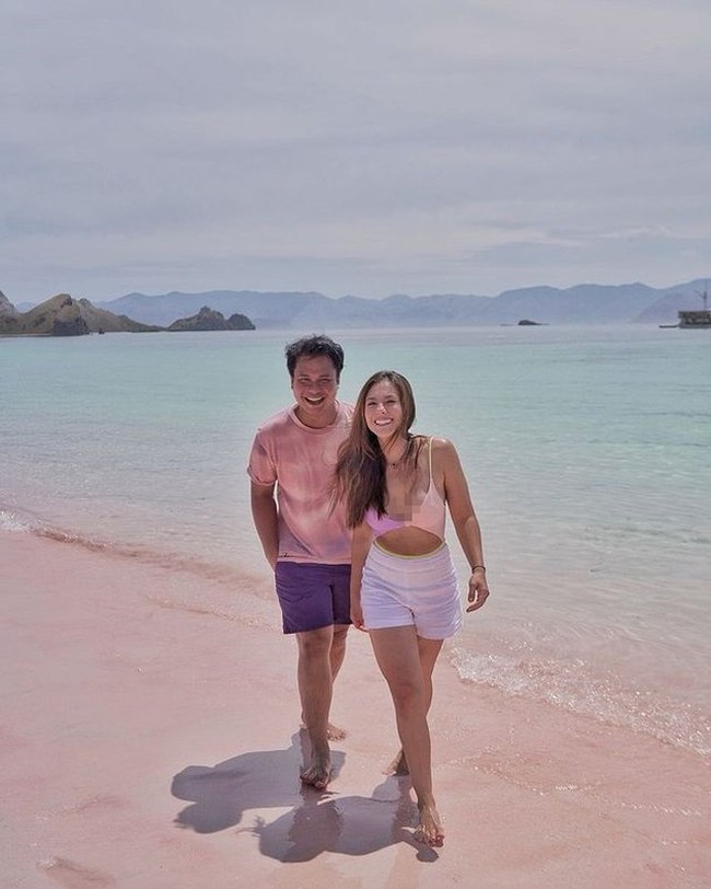 Walaupun sudah berusia 40 tahun namun ibu dari 3 orang anak ini masih memiliki penampilan yang tak kalah dari ABG. Tak heran jika banyak netizen yang menjulukinya sebagai hot mom. Foto: Instagram/@wulanguritno