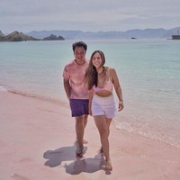 Walaupun sudah berusia 40 tahun namun ibu dari 3 orang anak ini masih memiliki penampilan yang tak kalah dari ABG. Tak heran jika banyak netizen yang menjulukinya sebagai hot mom. Foto: Instagram/@wulanguritno