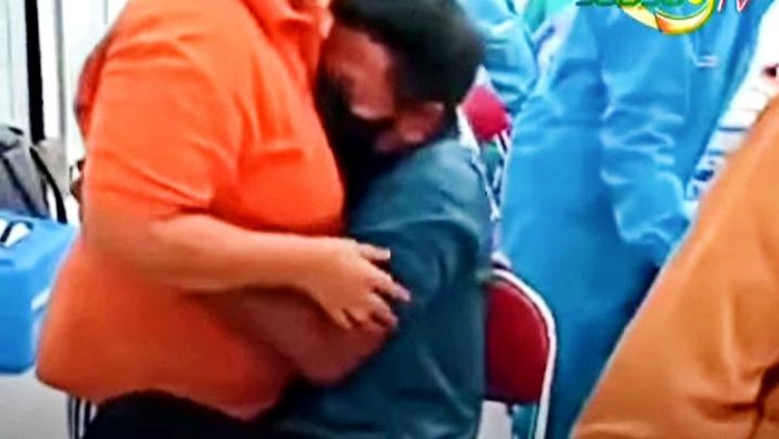 Adegan pria di Klaten yang takut jarum suntik saat vaksinasi dan minta gendong istri, Selasa (28/9/2021).