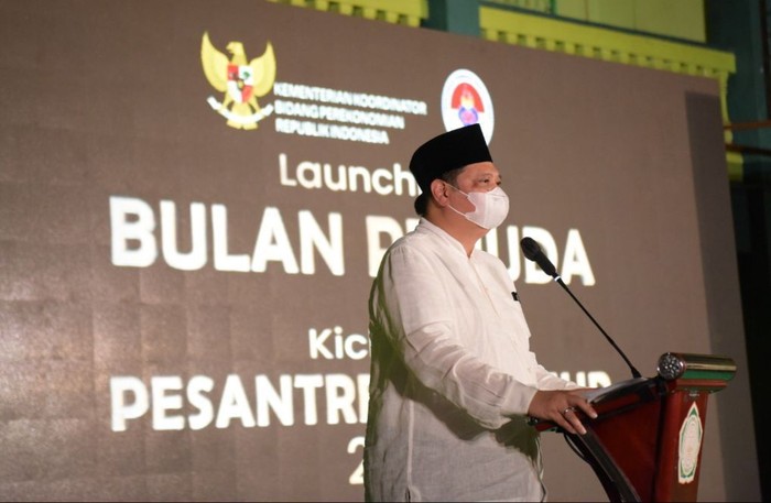 Airlangga Hartarto dalam acara Launching Bulan Pemuda dan Kick-Off Pesantrenpreneur 2021 di Pondok Pesantren Asshiddiqiya
