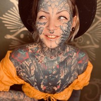 Bisa dilihat jika tubuhnya dipenuhi dengan tato bahkan di bagian-bagian tidak biasa seperti wajah, payudara, hingga ketiak. Lengannya saja sudah terlihat tidak ada ruang lagi untuk digambar lagi bahkan tampak seperti mengenakan kaus lengan panjang hitam. Foto: Instagram @aleksandrajasmin