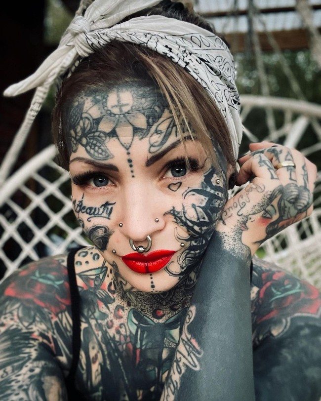 Banyak orang yang mungkin tidak mengerti mengapa ibu tiga anak ini mau menutup dirinya dengan tinta dan menahan rasa sakit. Tapi Aleksandra mengaku justru merasa menjadi diri sendiri ketika tampil demikian. Foto: Instagram @aleksandrajasmin