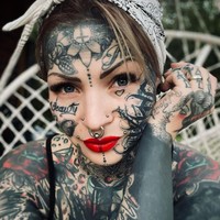 Banyak orang yang mungkin tidak mengerti mengapa ibu tiga anak ini mau menutup dirinya dengan tinta dan menahan rasa sakit. Tapi Aleksandra mengaku justru merasa menjadi diri sendiri ketika tampil demikian. Foto: Instagram @aleksandrajasmin