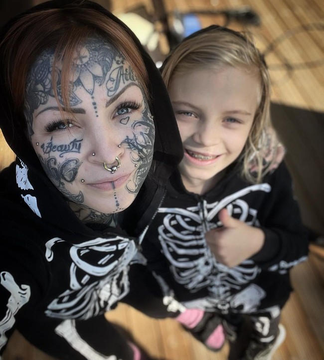 Karena tidak ada ruang untuk mentato lagi Aleksandra berencana untuk menerapkan whitework atau tato bertinta putih di atas tato hitamnya. Foto: Instagram @aleksandrajasmin