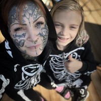 Karena tidak ada ruang untuk mentato lagi Aleksandra berencana untuk menerapkan whitework atau tato bertinta putih di atas tato hitamnya. Foto: Instagram @aleksandrajasmin