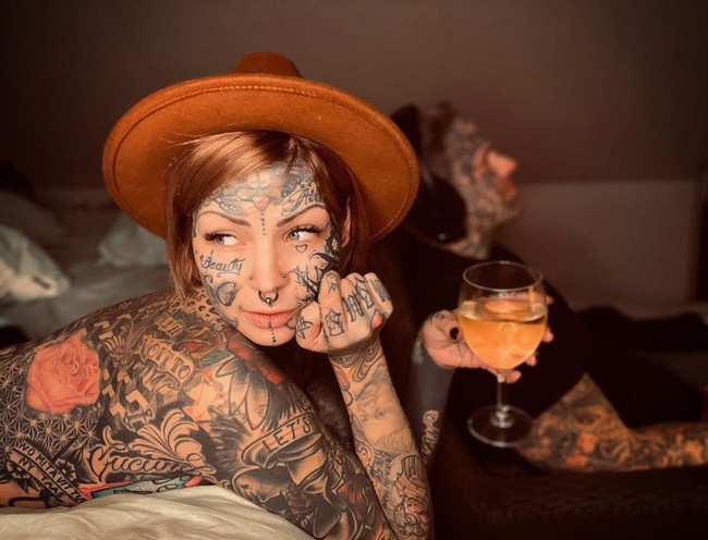 Aleksandra Jasmin adalah seorang seniman tato asal Finlandia. Seperti kebanyakan tattoo artist, di tubuhnya tentu juga nampak beragam gambar. Tampilan tatonya sendiri bisa dibilang ekstrem karena menghiasi hampir seluruh badan. Foto: Instagram @aleksandrajasmin