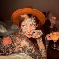 Aleksandra Jasmin adalah seorang seniman tato asal Finlandia. Seperti kebanyakan tattoo artist, di tubuhnya tentu juga nampak beragam gambar. Tampilan tatonya sendiri bisa dibilang ekstrem karena menghiasi hampir seluruh badan. Foto: Instagram @aleksandrajasmin