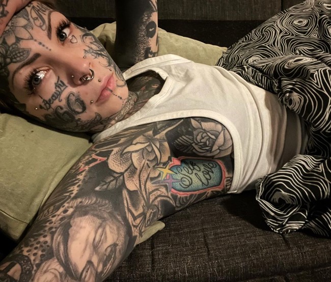 Seperti kebanyakan orang bertato, wanita ini mengaku sejumlah orang tidak menyukai tampilannya meski banyak pula yang menganggap itu keren. Tapi ia tidak mau memungsingkan selama keluarga mendukung. Foto: Instagram @aleksandrajasmin
