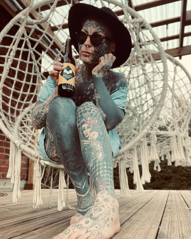 Aku hanya merasa menjadi diriku ketika aku ditato seperti ini. Aku suka tampilannya. Aku agak sedih karena sudah hampir kehabisan ruang, ada banyak sekali seniman yang aku ingin mereka mentatoku, ujarnya. Foto: Instagram @aleksandrajasmin