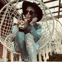 Aku hanya merasa menjadi diriku ketika aku ditato seperti ini. Aku suka tampilannya. Aku agak sedih karena sudah hampir kehabisan ruang, ada banyak sekali seniman yang aku ingin mereka mentatoku, ujarnya. Foto: Instagram @aleksandrajasmin