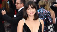 Ana de Armas anggun dengan dress hitam dengan senyum simpul. Foto: Gareth Cattermole/Getty Images/Gareth Cattermole