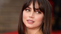 Penampilan Ana de Armas saat premier No Time To Die yang dihadiri keluarga Kerajaan Inggris. Foto: Gareth Cattermole/Getty Images/Gareth Cattermole