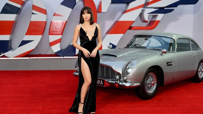 Pemutaran perdana No Time To Die di Royal Albert Hall, London, Inggris, Selasa (28/9/2021), menghadirkan para bintangnya, tanpa terkecuali Ana de Armas. Di film ke-25 James Bond ini, Ana de Armas berperan sebagai Paloma. (Foto: Getty Images)