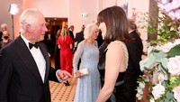 Ana de Armas berbincang dengan Pangeran Charles. Foto: Getty Images