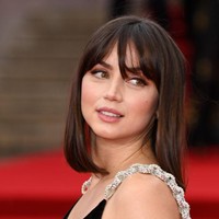 Meski berpotongan minimalis dengan warna hitam yang polos, gaun tersebut dihiasi strap berkilauan. Sesekali anting berlian juga mengintip dari balik rambutnya yang berpotongan bob. (Foto: Getty Images)