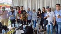 Bersama teman-temannya, Anggie pernah berkumpul bersama dan menikmati makan siang. Foto: Instagram @anggiejesey @wahyukenzo88