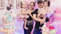 Pasangan ini sudah menikah dan memiliki 2 orang putri cantik. Seperti ini momen harmonis mereka saat merayakan pesta ulang tahun salah saut anaknya. Kue ulang tahunnya tampak mewah dengan hiasan Minnie Mouse. Foto: Instagram @anggiejesey @wahyukenzo88