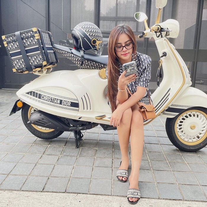 Anggie Jesey, Wanita Viral yang Beli Tempe Naik Vespa Dior Anggie Jesey, Wanita Viral yang Beli Tempe Naik Vespa Dior