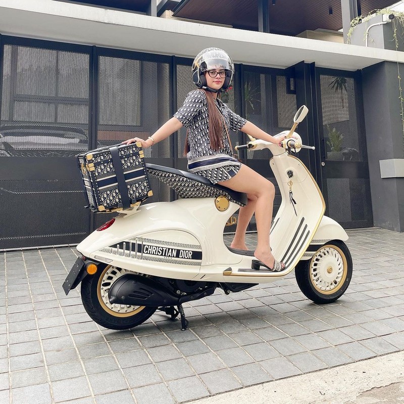 Anggie Jesey, Wanita Viral yang Beli Tempe Naik Vespa Dior