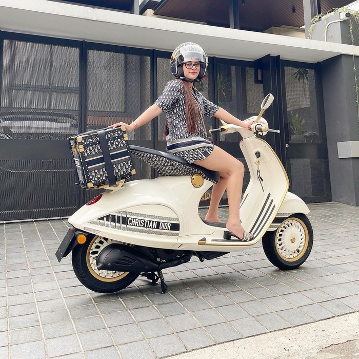 Anggie Jesey, Wanita Viral yang Beli Tempe Naik Vespa Dior Anggie Jesey, Wanita Viral yang Beli Tempe Naik Vespa Dior
