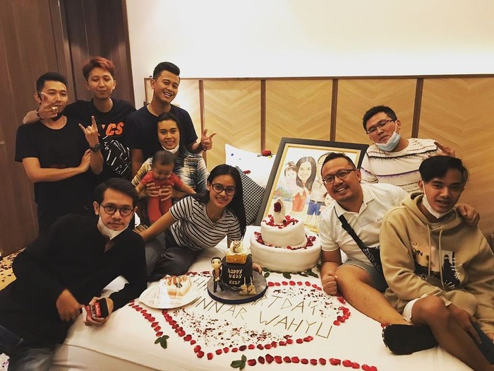 Anggie Jesey, Wanita Viral yang Beli Tempe Naik Vespa Dior