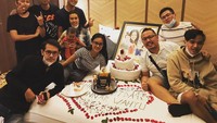 Saat ulang tahun sang suami yang ke-32 tahun, Anggie merayakannya dengan meriah. Ia menghadirkan beberapa kue ulang tahun. Foto: Instagram @anggiejesey @wahyukenzo88