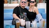 Anggie dan Wahyu juga kerap membagikan momen gaya hidup yang mewah. Mereka juga sering pergi berlibur bersama, seperti momen mereka ke Bali ini. Foto: Instagram @anggiejesey @wahyukenzo88