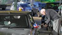 Melansir CNBC Indonesia, kelangkaan sopir truk terjadi imbas peraturan imigrasi yang semakin ketat pasca Brexit. Hal ini membuat supir truk yang kebanyakan merupakan imigran, harus segera pulang ke negaranya. Ini membuat pengiriman menjadi terhambat. Beberapa pengusaha kemudian memutar otak untuk itu. Mereka bahkan memberikan insentif agar ada lebih banyak yang mengambil pekerjaan tersebut.   