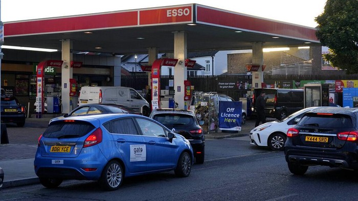 Antrean di Pom Bensin London Mengular Gegara BBM Langka Petrol pumps out of use at a petrol station in London, Wednesday, Sept. 29, 2021. Prime Minister Boris Johnson sought to reassure the British public Tuesday that a fuel-supply crisis snarling the country was “stabilizing,” though his government said it would be a while before the situation returns to normal. Johnson's government has put army troops on standby to help distribute gasoline and help ease a fuel drought, triggered by a shortage of truck drivers, that has drained hundreds of pumps and sent frustrated drivers on long searches for gas. (AP Photo/Frank Augstein)