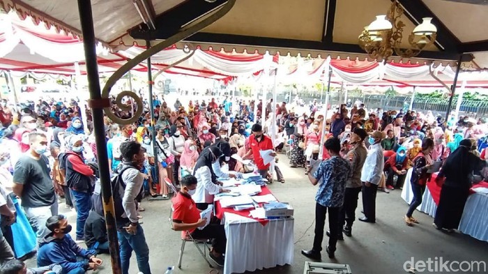 Antrean vaksinasi di Pendopo Purworejo picu kerumunan dan bikin macet, Selasa (29/9/2021).
