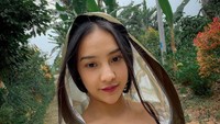 Perjalanan Anya Geraldine menuju ke Air Terjun Banyumala. Foto: Instagram Anya Geraldine