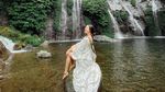 Pose Anya Geraldine Bak Bidadari di Air Terjun