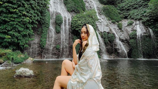 Pose Anya Geraldine Bak Bidadari di Air Terjun