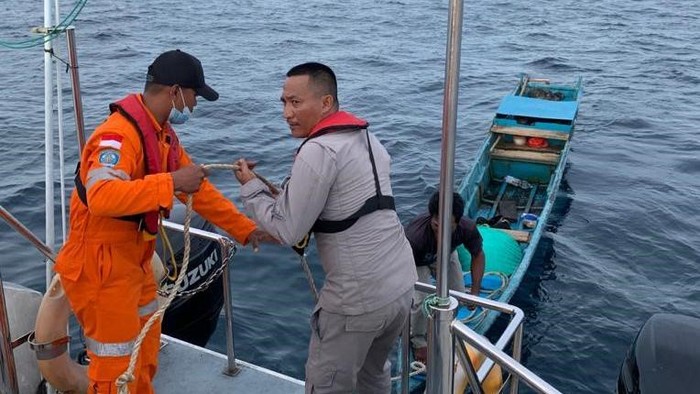 Bakamla mengevakuasi longboat mengevakuasi longboat yang sempat dilaporkan hilang di Perairan Tanjung Burang.
