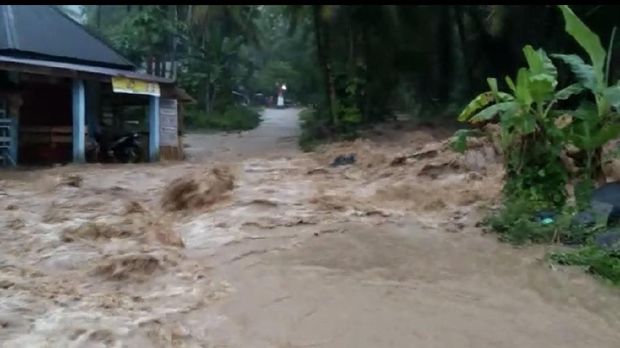 Banjir bandang di Nagari Sungai Buluah Timur, Kecamatan Batang Anai, Kabupaten Padang Pariaman.