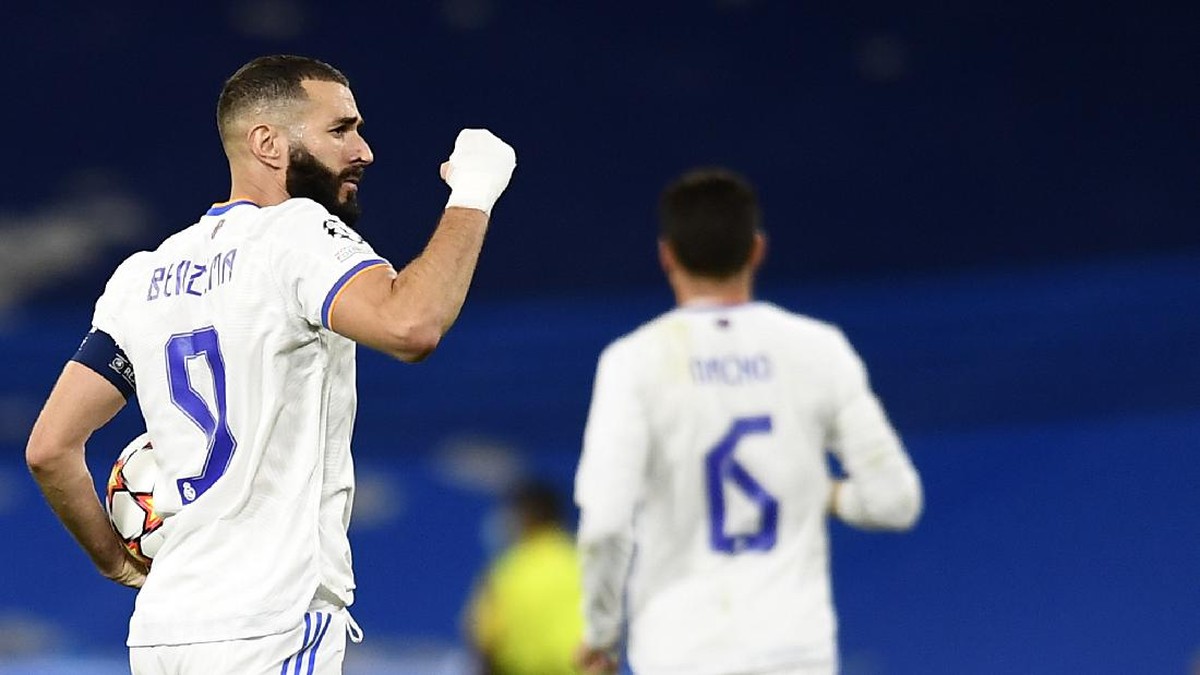 Karim Benzema melewati rekor gol Raul di Real Madrid sekaligus sejajar dengan Lionel Messi. Foto: AP/Jose Breton