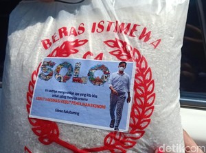 7 Fakta Gibran Bagi-bagi Beras, Berstiker Foto-Duplikasi Jokowi