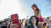 Little Amal menyapa masyarakat di kota Jenewa, Swiss.  Foto: Getty Images/Robert Hradil