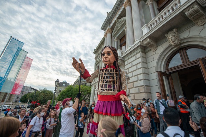 Boneka Raksasa Little Amal saat Keliling Jenewa, Swiss GENEVA, SWITZERLAND - SEPTEMBER 28: