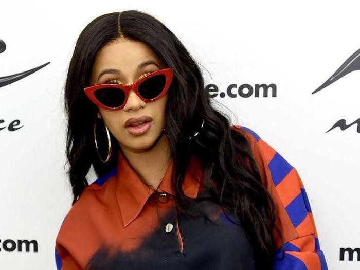 Cardi B Pamer Makan di Restoran Mewah, Netizen Salah Fokus Ada Sempol